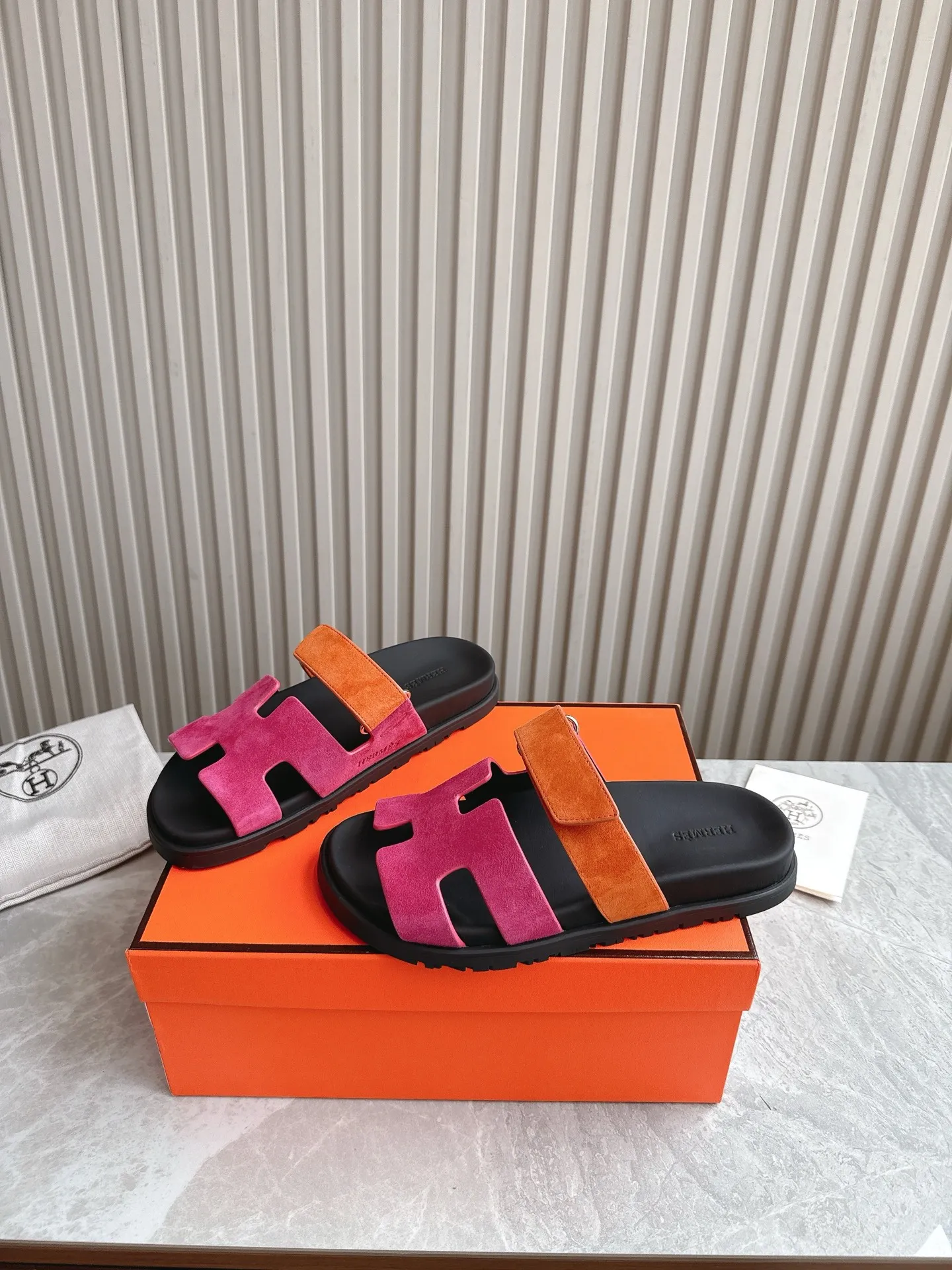 p480🐮🐮Couple model (top version) H family 2024 spring and summer new style HERMES Hermes' recently popular couple model pig nose angle sandals and slippers, paired with various colorful socks, popular. Upper: imported original deerskin (the genuine leather edging is not ordinary super migration). Lining: imported genuine leather. Outsole: Tpu non-slip and wear-resistant outsole. Size: Female 35-42 (40/42 non-returnable and non-exchangeable) Male size: 39-45 (45 non-refundable and non-exchangeable)